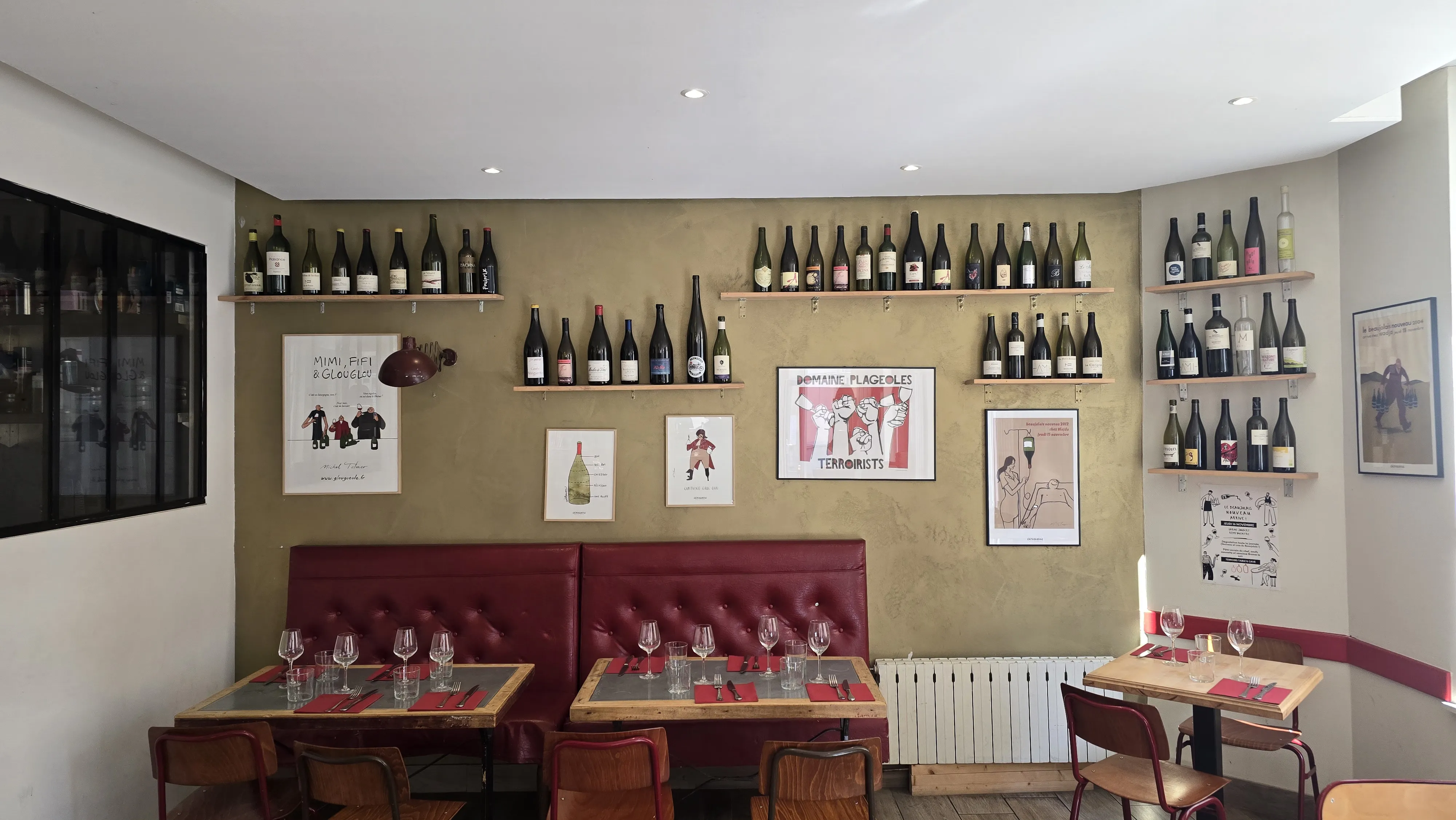 Salle du restaurant Terroirs avec lumière douce et ambiance de déjeuner