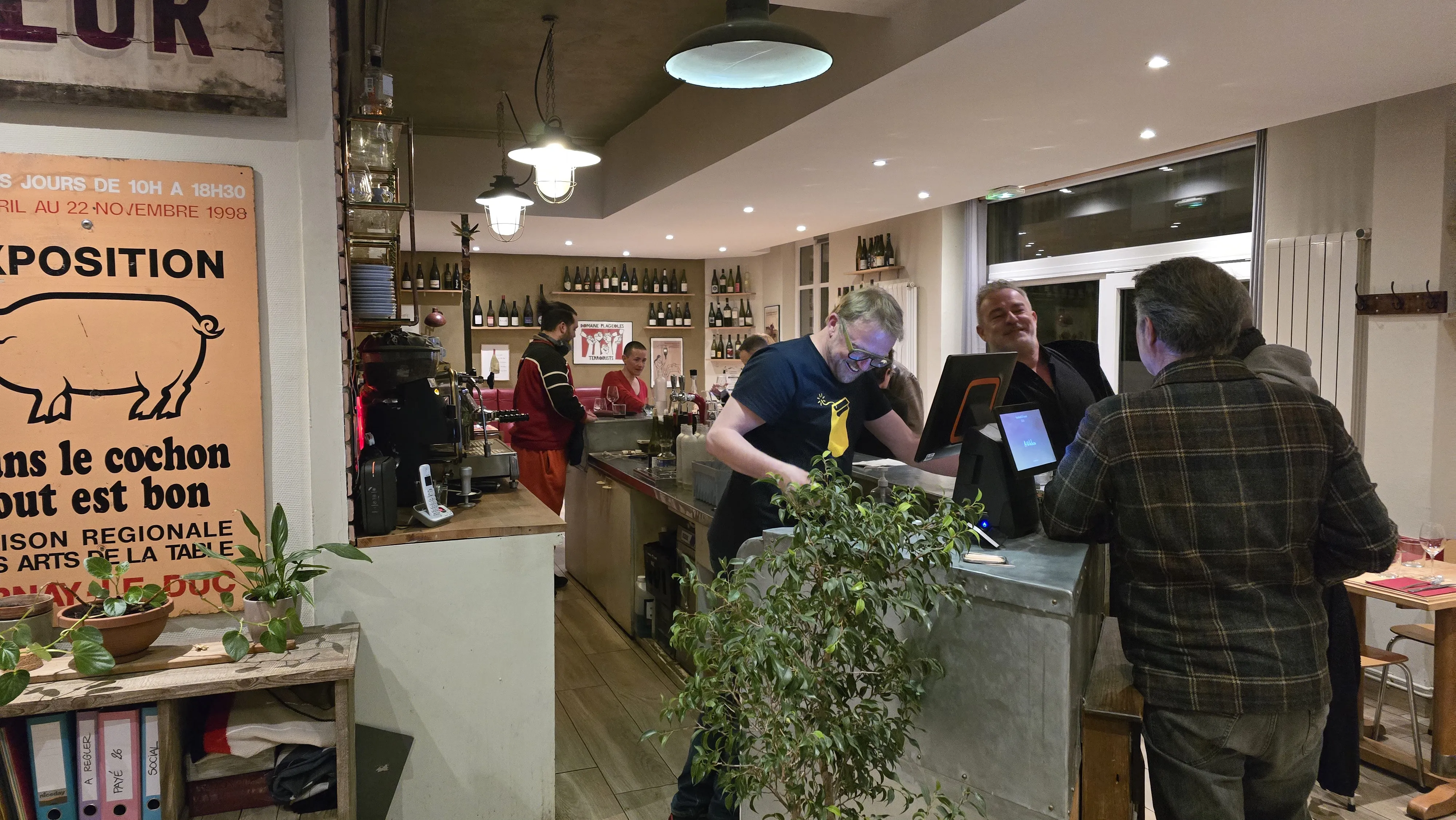 Ambiance de cave et de service autour du vin chez Terroirs
